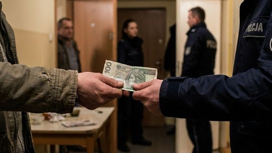 44-latek próbował przekupić policjantów stuzłotówką. Teraz grozi mu surowa kara 44-latek próbował przekupić policjantów stuzłotówką. Teraz grozi mu surowa kara