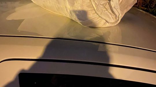 Akt wandalizmu na osiedlu 1000-lecia w Rzeszowie. Sprawca zniszczył samochody mieszkańców