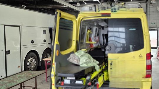 Ambulans pełen kontrabandy. Funkcjonariusze KAS przechwycili ponad 900 paczek papierosów