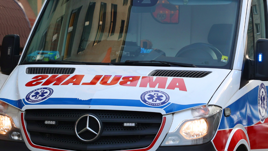 Audi runęło do rzeki! Dramatyczny wypadek młodych ludzi pod Krosnem