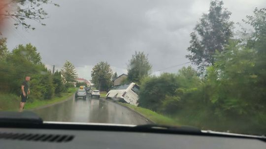 Autobus wpadł do rowu w Harcie w powiecie rzeszowskim. Trwa akcja ratunkowa