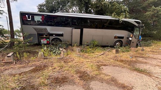 Autobus zjechał z drogi i uderzył z impetem w ogrodzenie. Akcja służb w Stalach