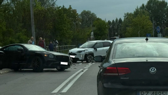 Bentley za kilkaset tysięcy złotych rozbity, a jego kierowca w szpitalu po wypadku na ul. Kwiatkowskiego