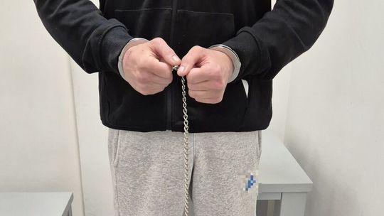 Bili, grozili nożem i okradli 32-latka – sprawcy w rękach policji
