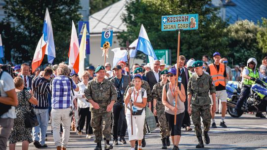 Blisko 800 osób rozpoczęło 49. Rzeszowską Pielgrzymkę na Jasną Górę [ZDJĘCIA]