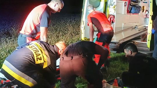 Brawurowa akcja ratunkowa w Tarnawcach. Paralotniarz spadł na pole pszenicy i sam wezwał pomoc [ZDJĘCIA]