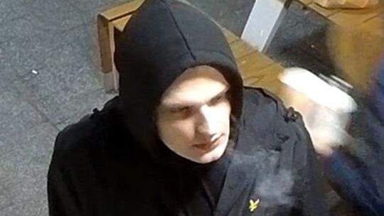 Brutalny atak w rzeszowskim McDonald’s. Policja szuka tego mężczyzny i kilku świadków