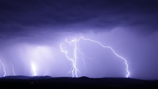Burzowe godziny przed Podkarpaciem. Alert RCB ostrzega mieszkańców regionu!