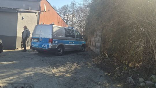 Ciało 41-letniego mężczyzny znalezione w centrum Bratkowic. Na miejscu pracuje policja [AKTUALIZACJA]