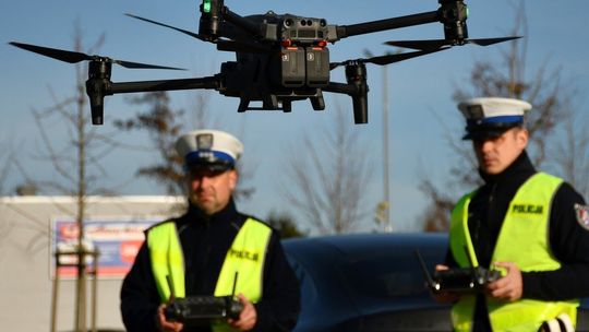 "Czerwone Światło - STOP": Policja z Rzeszowa wykorzystała drona do walki z łamaniem przepisów "Czerwone Światło - STOP": Policja z Rzeszowa wykorzystała drona do walki z łamaniem przepisów