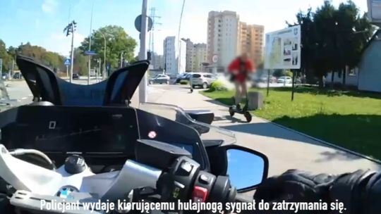 Czerwone światło, ucieczka i 5 tys. zł mandatu. 40-latek na hulajnodze uciekał przed policją [WIDEO]