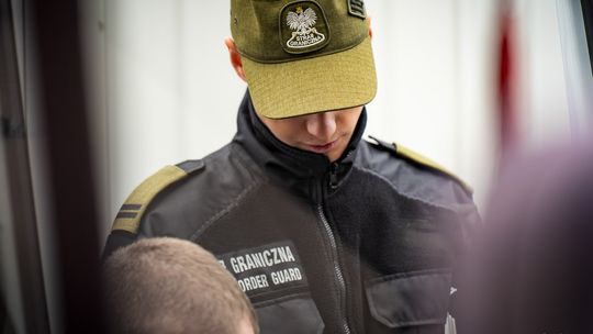 Czterech cudzoziemców ukrywało się w naczepie ciężarówki. Wydostali się na stacji paliw pod Rzeszowem