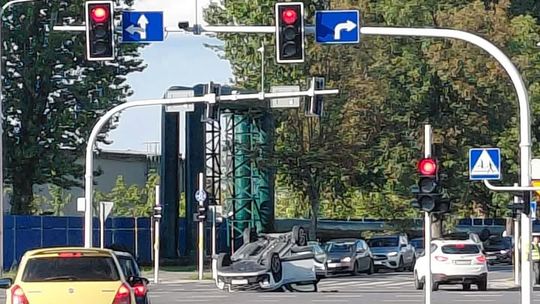Dachowanie samochodu z kobietą i dzieckiem. Dwie osoby ranne, kierowca Jeepa bez uprawnień