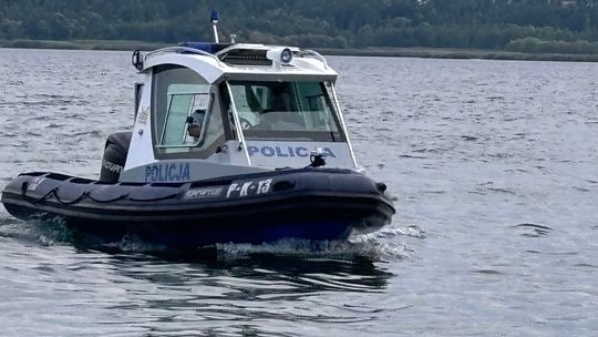 Dramatyczna akcja na Jeziorze Tarnobrzeskim. Policyjni wodniacy uratowali ojca z 12-letnim synem