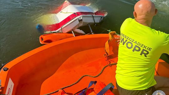 Dramatyczna akcja ratunkowa na Jeziorze Solińskim. Cztery osoby w wodzie, łódź prawie zatonęła