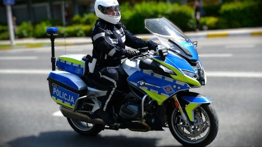 Dramatyczny pościg za kierowcą BMW. Policyjny motocykl uderzył w przypadkową pieszą