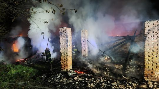 Dramatyczny pożar w Lecce. Ogień strawił dom i budynek gospodarczy [ZDJĘCIA]