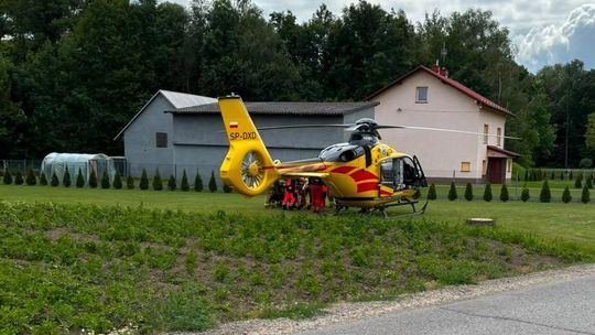 Dramatyczny wypadek w Niechobrzu. Szybka akcja policjantów uratowała życie 44-latka