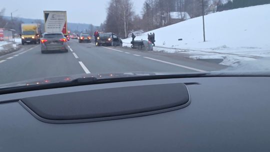 Droga  krajowa nr 19 w Baryczce zablokowana: zderzenie 3 pojazdów