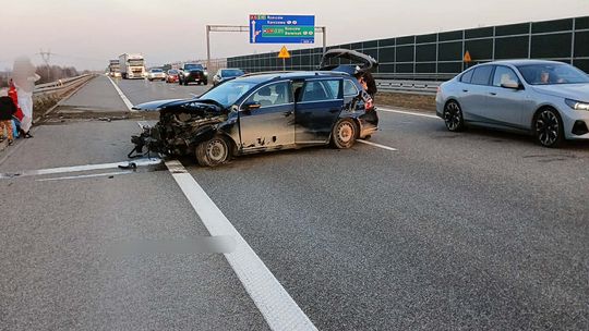 Dwie kolizje na A4. W Bratkowicach auto z dziećmi uderzyło w bariery