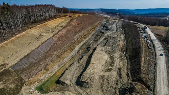 Gigantyczna skala budowy S19 Babica–Jawornik. Miliony metrów sześciennych ziemi i setki tysięcy kursów ciężarówek