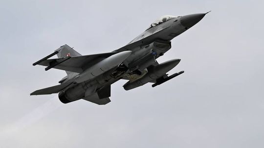 Gorący poranek nad Polską. Myśliwce w powietrzu, zamknięte lotnisko w Rzeszowie Gorący poranek nad Polską. Myśliwce w powietrzu, zamknięte lotnisko w Rzeszowie