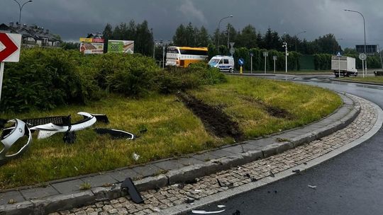 Groźne zdarzenie na Rondzie Kuronia! Autobus zjechał z drogi i uderzył w ekrany