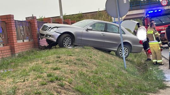 Groźne zdarzenie w Rudnej Wielkiej. Osobowka uderzyła w ogrodzenie cmentarza