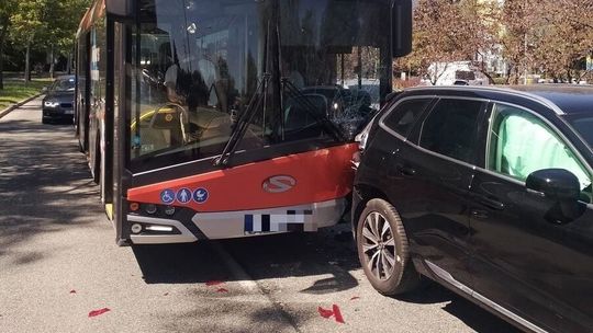 Groźne zderzenie autobusu MPK z osobowym Volvo na alei Powstańców Warszawy. Jedna osoba trafiła do szpitala