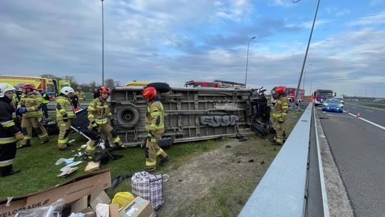 Groźny wypadek na autostradzie A4 pod Łańcutem. Bus uderzył w bariery i przewrócił się na bok [ZDJĘCIA]