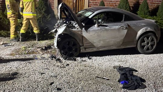 Groźny wypadek w Markowej. Auto uderzyło w przystanek i budynek [ZDJĘCIA]