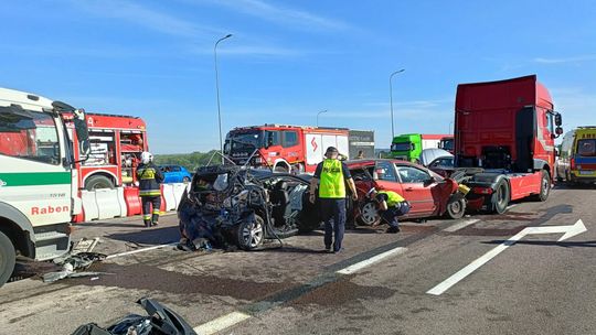 Karambol na trasie S19. Droga do Rzeszowa całkowicie zablokowana po zderzeniu sześciu pojazdów [AKTUALIZACJA]