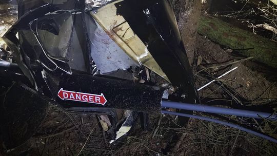 Katastrofa śmigłowca w Cierpiszu. Prokuratura: zboczył z kursu, zahaczył o czubki drzew