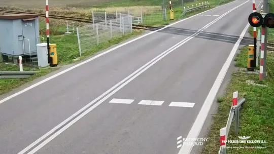 Kierowca autobusu wjechał na przejazd kolejowy w Lubaczowie. O włos od tragedii [WIDEO]