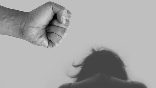 Koszmar domowy trwał latami. 45-latek w areszcie za znęcanie się nad żoną i synem Koszmar domowy trwał latami. 45-latek w areszcie za znęcanie się nad żoną i synem