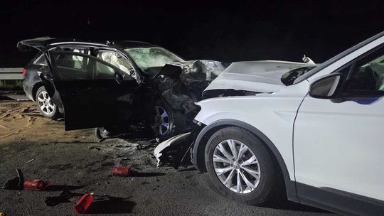 Koszmarny wypadek! Czołowe zderzenie trzech pojazdów, sześć osób w szpitalu