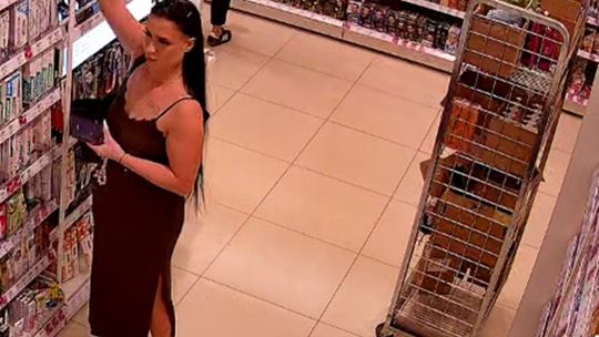 Kradzież w drogerii przy ul. Lisa-Kuli w Rzeszowie. Policja szuka tej kobiety