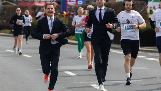 Lekarz z Rzeszowa przebiegł półmaraton w garniturze. Wszystko dla małego Antosia Lekarz z Rzeszowa przebiegł półmaraton w garniturze. Wszystko dla małego Antosia
