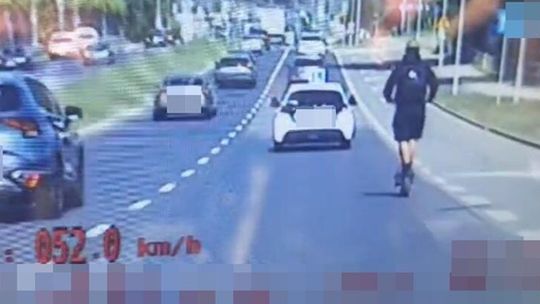 Nastolatek pędził hulajnogą 52 km/h po Rzeszowie. Sprawą zajmie się sąd rodzinny [WIDEO]