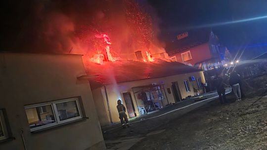 Nocna walka z ogniem w Strzyżowie. Płonął dom i budynek gospodarczy