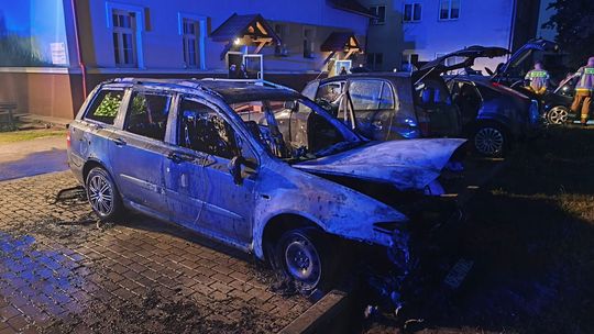 Nocny pożar w regionie. Ogień strawił aż siedem samochodów! [ZDJĘCIA]