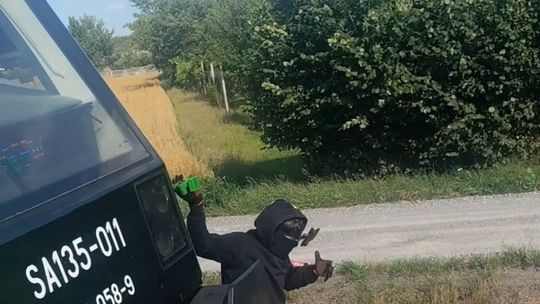 O krok od tragedii na przystanku kolejowym! Młody chłopak wspinał się po szynobusie!