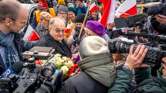 Ojciec Tadeusz Rydzyk stawił się w rzeszowskiej prokuraturze. Przywitali go mieszkańcy z kwiatami [ZDJĘCIA]