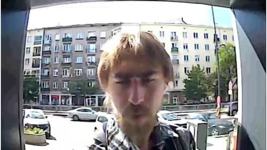Oszustwo podczas sprzedaży opon. 55-latek stracił 1400 zł, policja szuka podejrzewanego
