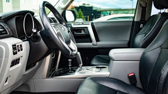 Pół miliona złotych na zakup sedana i SUV-a dla miejskich urzędników