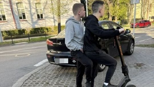 Policja szuka mężczyzn z hulajnogi. Po kolizji odjechali z miejsca zdarzenia Policja szuka mężczyzn z hulajnogi. Po kolizji odjechali z miejsca zdarzenia