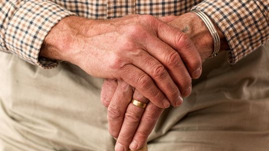 Ponad 4,2 tysiąca stulatków otrzymuje świadczenie honorowe. Sprawdziliśmy, ilu seniorów korzysta z niego na Podkarpaciu