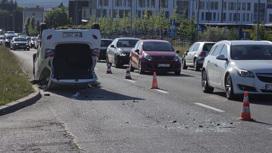 Poważny wypadek koło Makro. Zderzenie dwóch samochodów, jeden z nich dachował