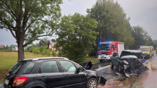 Poważny wypadek na DW 988. Czołowe zderzenie samochodów osobowych