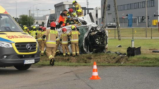 Poważny wypadek pod Rzeszowem. Dachowanie i dramatyczna akcja ratunkowa w Tajęcinie